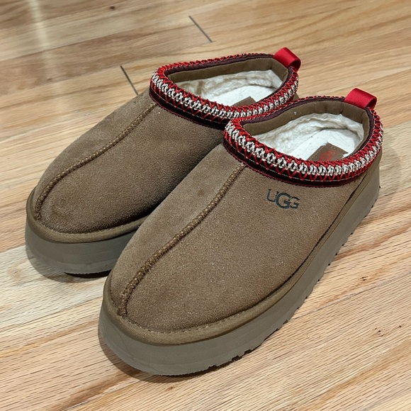 UGG Tazz II Chestnut Platform Slip-Ons with Red Accent - Picture 3 of 7